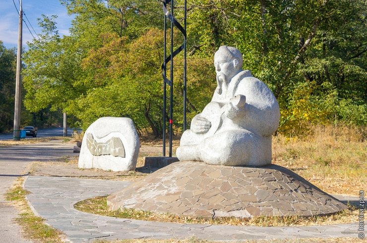 Памятник бандуристу на Хортице Памятник бандуристу на Хортице